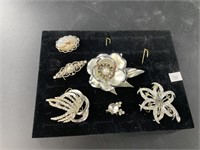 Fine collection of fashion brooches