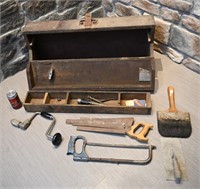 Ancien coffre en bois avec outils manuels