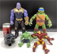 Figurines de super-héros dont Thanos et Tortues