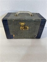 Vintage carrying box for doll clothes