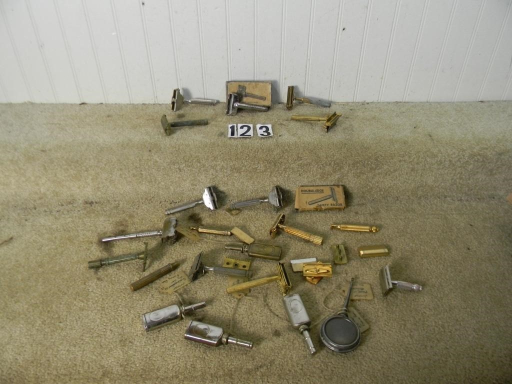 Tray lot assorted safety razors & small oil cans.