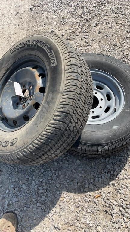 1- P255/75R17 and 1-LT265/75R16