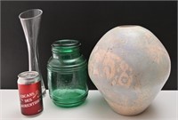Vases, dont 1 signé, et jarre de comptoir