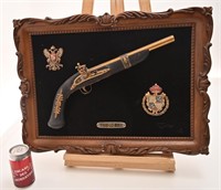 Cadre vintage avec réplique d'ancien pistolet