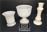 3 vases en milk glass dont deux E.O. Brody