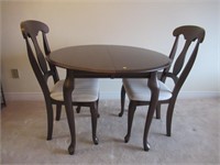 LOVELY DINING TABLE WITH 2 CHAIRS 2 LEAVES