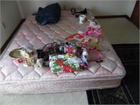 MATTRESS AND GROUP OF ITEMS