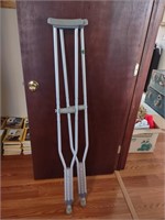 Crutches/adjustable/bedroom2
H 53''