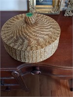 Wicker basket with lid/bedroom2
10 1/2'' across