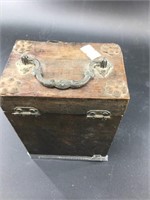 Lidded jewelry box with a clock inside, needs batt