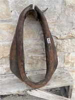 (1) ANTIQUE WORK HORSE COLLAR