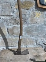 (1) ANTIQUE CURVED HANDLE GRUBBING HOE