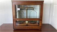 Antique scale in wood and glass showcase, Gallenk