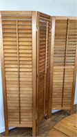 3 panel room divider with movable slats, light