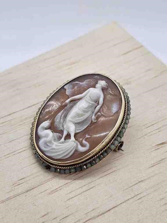 Antique 14K Yellow Gold Cameo Brooch