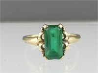 10K GOLD & GREEN STONE RING - SIZE 6.5