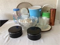 Assorted kitchen items