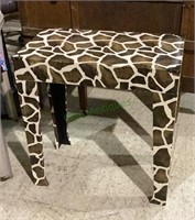 Giraffe themed accent table/plant stand measures
