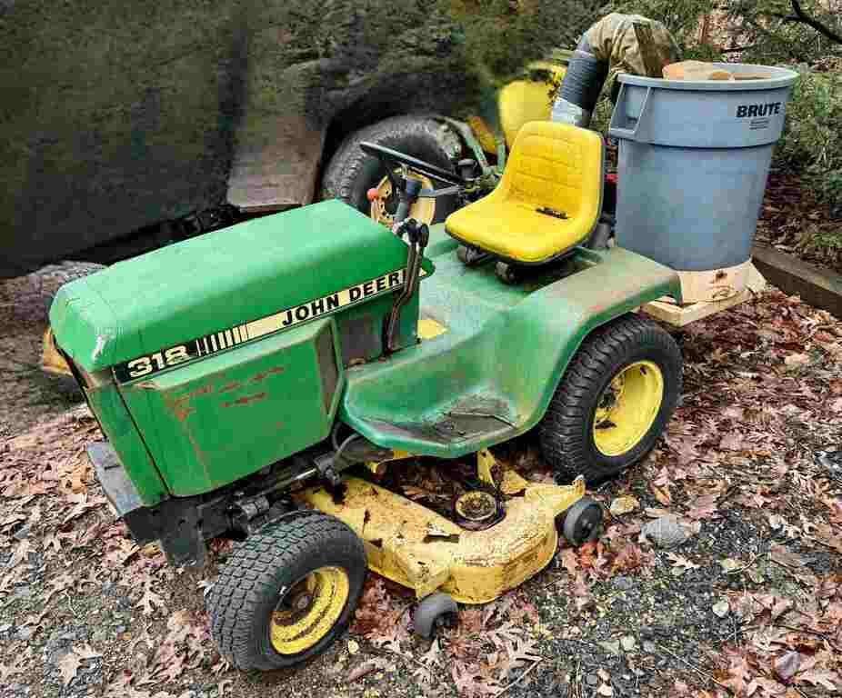 John Deere 318 garden tractor with Trac Vac