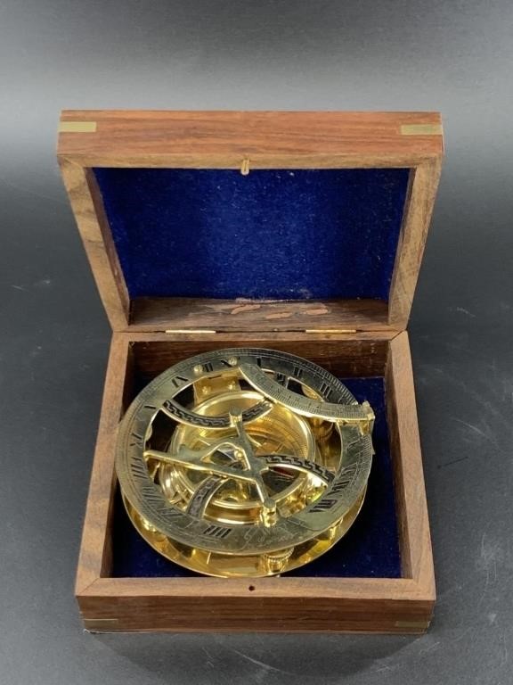Desktop sextant unit in nice Mahogony box 5.5" acr