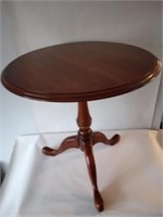 Beautiful Deilcraft Soild Wood Table Maple