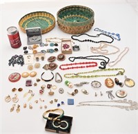 Panier de bijoux vintages et antiques
