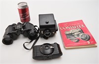 2 caméras antiques, livre et jumelles