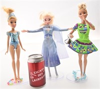 3 poupées sur socle, Disney et Mattel