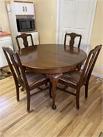 Round Table w/ Chairs