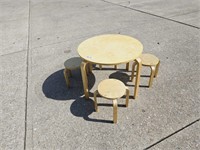 27" ROUND CHILDREN'S TABLE W/ 4 STOOLS