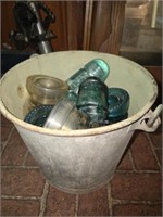 Bucket with insulators