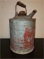 Vintage metal oil can