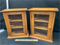 2 small show case cabinets
