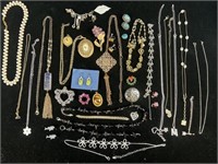 Costume, jewelry, necklaces, pendants, earrings,