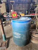 Manual fuel pump with tank