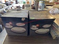2 Gift Gallery Porcelain Holiday Set