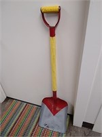 Square D handle shovel