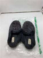 Dearlooms size 9-10 black slippers