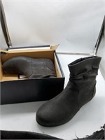 Luoika black size 8 boots