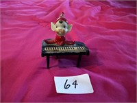 ELF PLAYING PIANO
