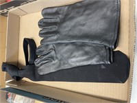 Leather gloves size 9 and tie