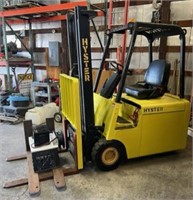 HYSTER ELECTRIC FORKLIFT W/CHARGER RUNS