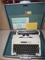 Signature 440T Mid Century Portable Typewriter