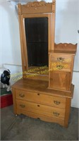 Antique Oak Gentlemen's dresser w/mirror