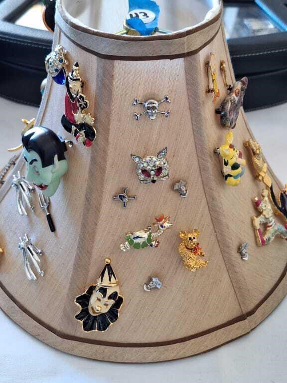 ADORABLE LAMPSHADE OF PINS