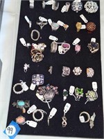 LARGE COLLECTION OF COSTUME RINGS