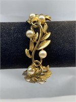 Gold tone with pearl bracelet