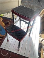 Sturdy little stepping stool. Metal  (con2)