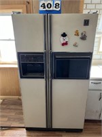 GE Refrigerator w/ice maker