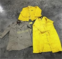 GROUP LOT MEN'S OUTERWEAR- RAINCOATS & TRENCHCOAT